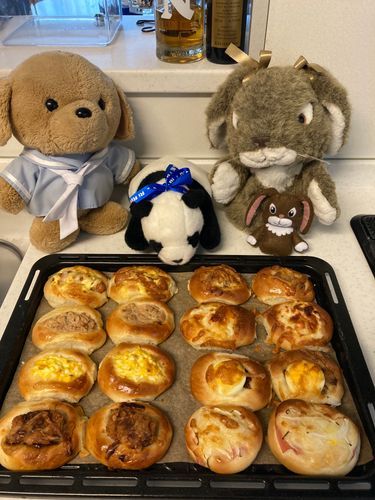 お母さんが8種類の惣菜パンを作ったんだけどみんな同じように茶色くてよくわからないね