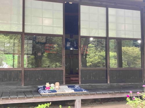 みんなでのんびり。
涼しくて気持ちよく、囲炉裏の炭の香りでとっても整いました。