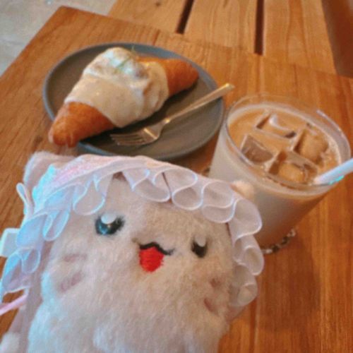 クロワッサンとチャイラテどっちもてちがいただきます！