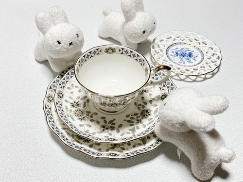 🐰これはナルミというブランドなのだ!
🐰ブラックなのがカッコいいよな!
🐰こっちの小さい皿はレースみたい✨