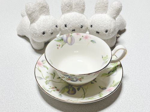 🐰これはウェッジウッドのスウィートプラム。
🐰友達がくれたんだよなー
🐰オシャレなプレゼントだ
