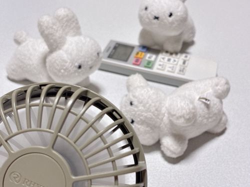 🐰あつすぎて…しんじゃう…
🐰大丈夫か！わたあめー！！
🐰部屋を冷やす！あるじ！扇風機も〜！！