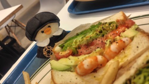 でかバンズを食べたトリィ