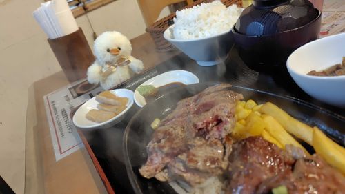 肉を食べたトリィ