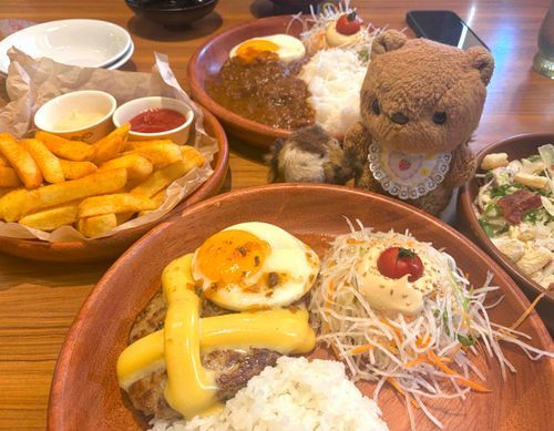 きょの おゆはんは びっくりどんき🍽️
いつもは ぱいんを のせるけど きょは とろり ちーず🧀✨️
さらだが ちちゃく なってて かなしいよ～😢

ごーるでんうぃーくも もう おわり
りすは いつもどおり すごしてたけど みんなは どこか おでかけ したのかなあ🎶
‪(՞ .  ̫ .՞)︎💕︎