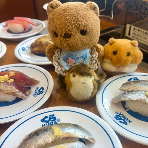 おすしに かこまれちゃて だいぴんち⚠️
でも みんなで きょうりょく して だっしゅつ したよ～😋
でんさんが もぐもぐ だいかつやく🐹✨️
がんばったから びっくらぽん あたったよ～🎶
‪(՞ .  ̫ .՞)︎💕︎