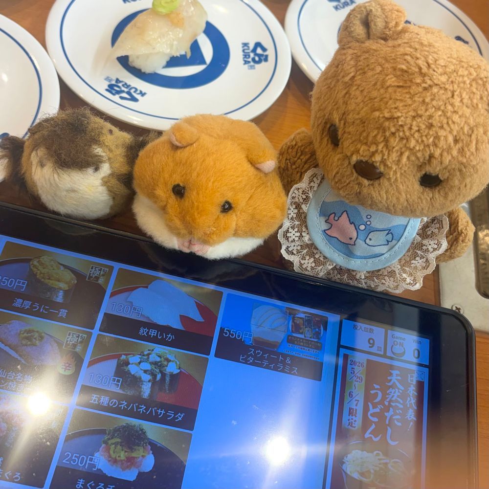 おすしに かこまれちゃて だいぴんち⚠️
でも みんなで きょうりょく して だっしゅつ したよ～😋
でんさんが もぐもぐ だいかつやく🐹✨️
がんばったから びっくらぽん あたったよ～🎶
‪(՞ .  ̫ .՞)︎💕︎