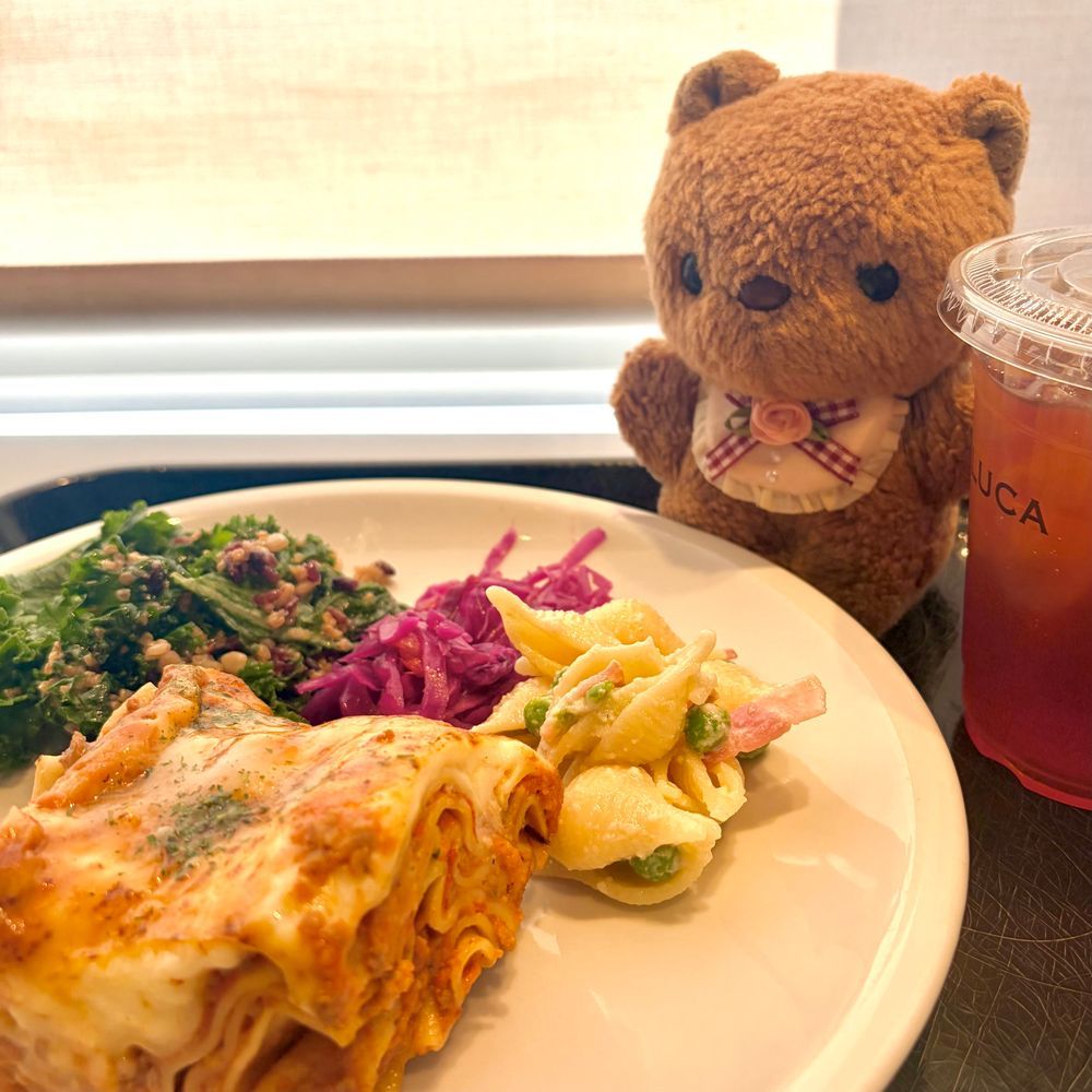 きのう いけなかった びじゅつかんと おかいもの きょは ぶじに いってきたよ～💖

むずかし おかおで かんがえごと してる びじゅつかんの おにいさん こんにちは🎶
りす おえかきの こと あんまり よく わからないけど りとあにあて いう くにの がかさんの すてきな えを みたよ🌟

おひるは らざにあを たべて かいぬしの おかいものも いろいろ できたよ～🎶
‪(՞ .  ̫ .՞)︎💕︎