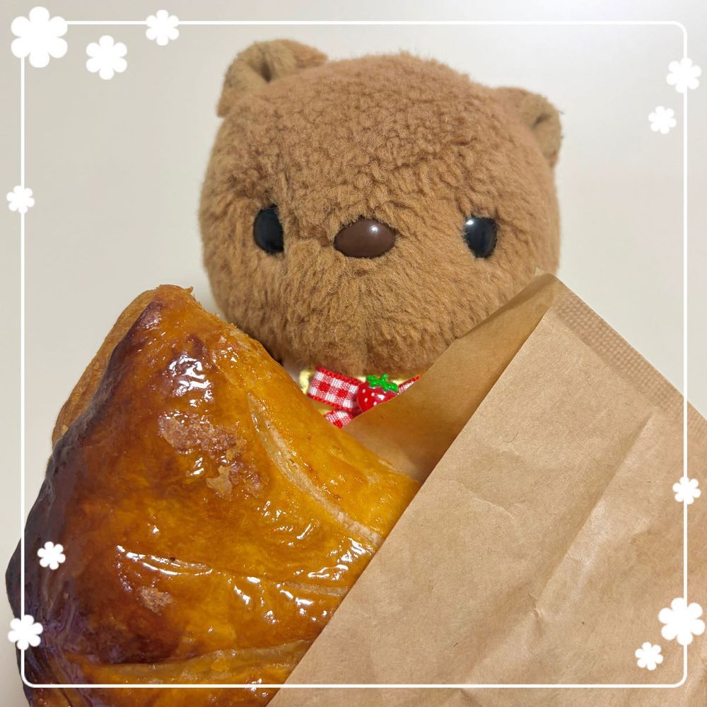 しゃとれーぜさんの ぷれみあむ あっぷるぱいを もらったよ~🍎
とっても おいしくて いんたねっとで すぐ しらべて もらっちゃた🤭
やきたての おかしが うってる おみせが あるんだね~✨️
2まいめは ちょとまえの おしゃしん📸
かいぬしの おともだちの おうちの ねこちゃんと なかよし なりたいんだけど いつも こわがられちゃて おしゃしんも ぼけぼけ なの🥲
いつか なかよく おはなし できるよに なりたいなあ…
(՞ . ̫ .՞)︎💕︎