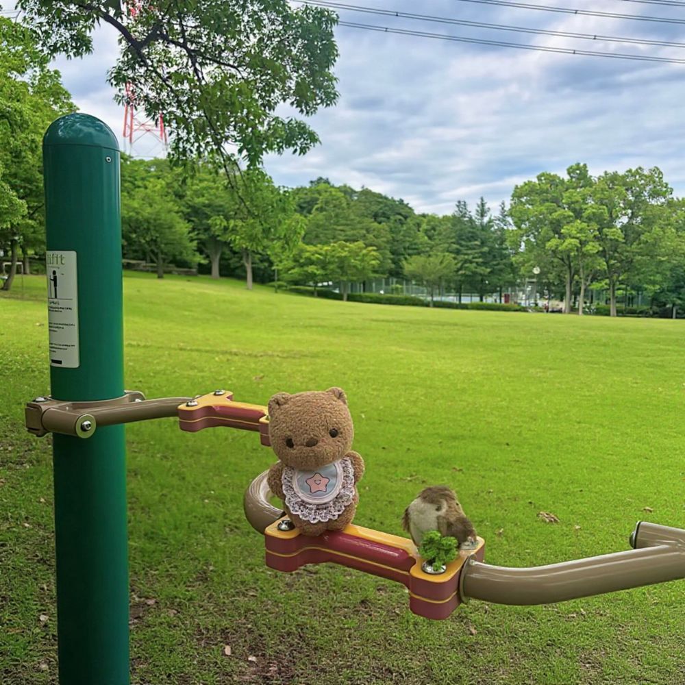 きょは すずしかったから ちょと とおくの こうえんまで おさんぽ🎶
おじいちゃんおばあちゃんも あそべる けんこうゆうぐて いうのが いろいろ あって たのしかったよ～✨️
ちゃーちゃんは また だだっこして きたく きょひ💦
また あそびに こよね💖

かえりみち おっきな あなべるも きれいに さいてたよ～🎶
‪(՞ .  ̫ .՞)︎💕︎