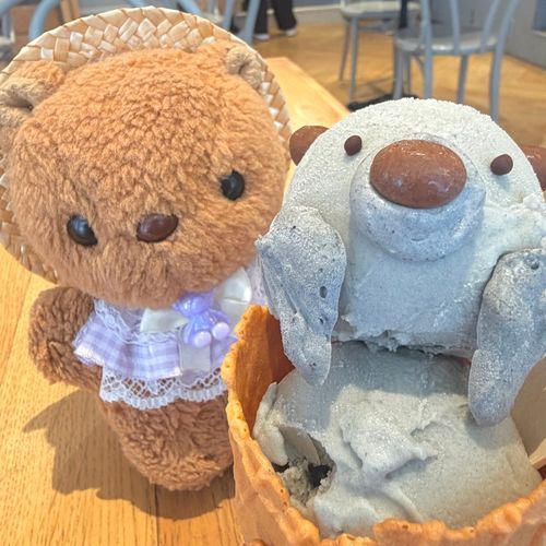 じぇらぴけかふぇで とっても かわい らっこさんの じぇらーと🦦✨️
くろごまの おあじだよ💖
ふわもこの おともだち みたいで たべるのを まよっちゃたよ～💦

きのうは かいぬしの ようじで おとまり だったの✨️
かいぬしは とっても いそがし だったから りすたちは おへやで おにごっこや かくれんぼして あそんでたよ🎶
これは べっどで いいこに して まってる あぴーるの おしゃしん だよ～🤭
‪(՞ .  ̫ .՞)︎💕︎
