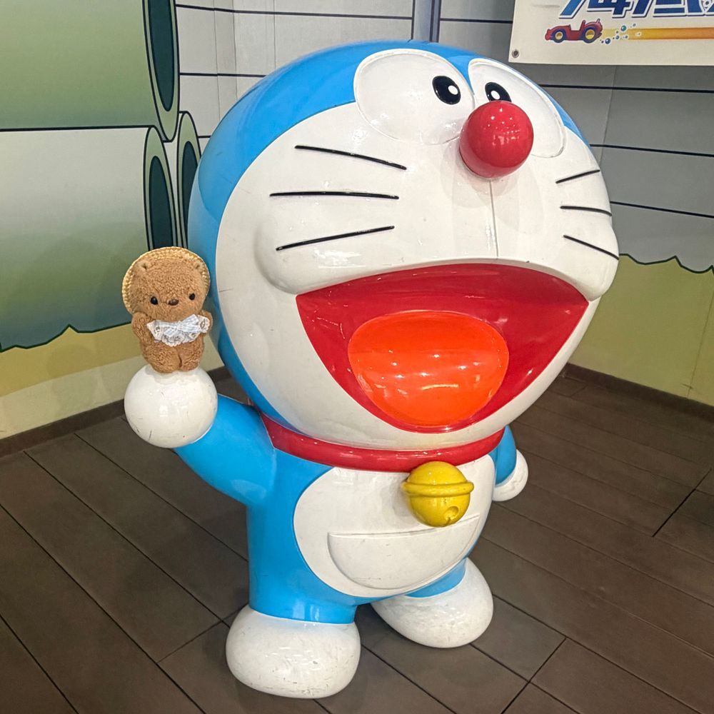 おしゃしん つづき🐿
おまいりの かえりみち🎶
じんじゃの ちかくに あにめを つくってる かいしゃが あって どらえもんさんと おしゃしん とって もらったの💖
きになってた わふうの かふぇに よって まっちゃぱふぇも たべたよ~😋
おはなが そえて あって とっても すてきだね🌼
こんかいも おしゃしん いぱい みてくれて ありがとだよ~💖
おうちも すきだけど やぱり おでかけ たのしいね🎶
(՞ . ̫ .՞)︎💕︎