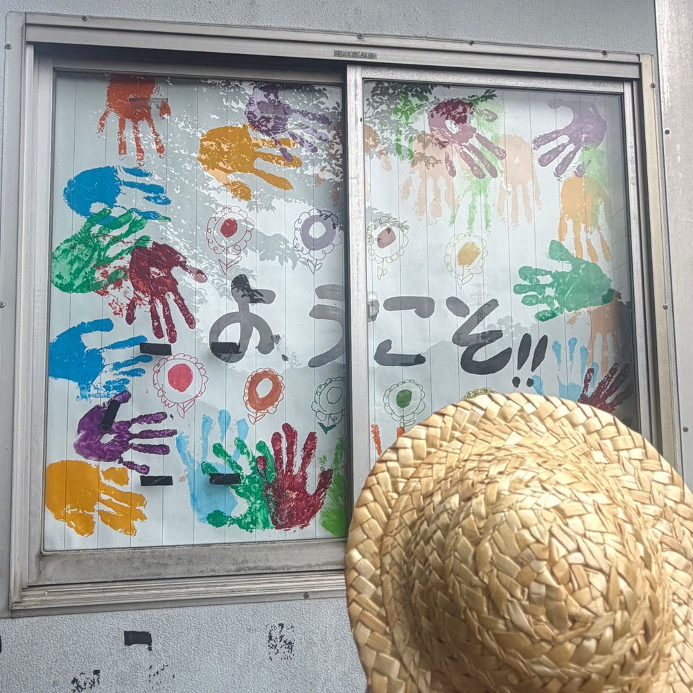 だりあえん おまけ おしゃしん‪🐿

1まいめは だりあじぇらーと✨️
あぷりこっとみるくの おあじだよ～💖
りすの だいすきな じぇらーとやさんで つくってるんだあ🎶
2まいめは おくの ほうに あった なぞの ちちゃな おへや🛖
かいぬしが この まどを みて ｢ほらーえいが みたい😱｣て こわがってたよ～💦
‪(՞ .  ̫ .՞)︎💕︎