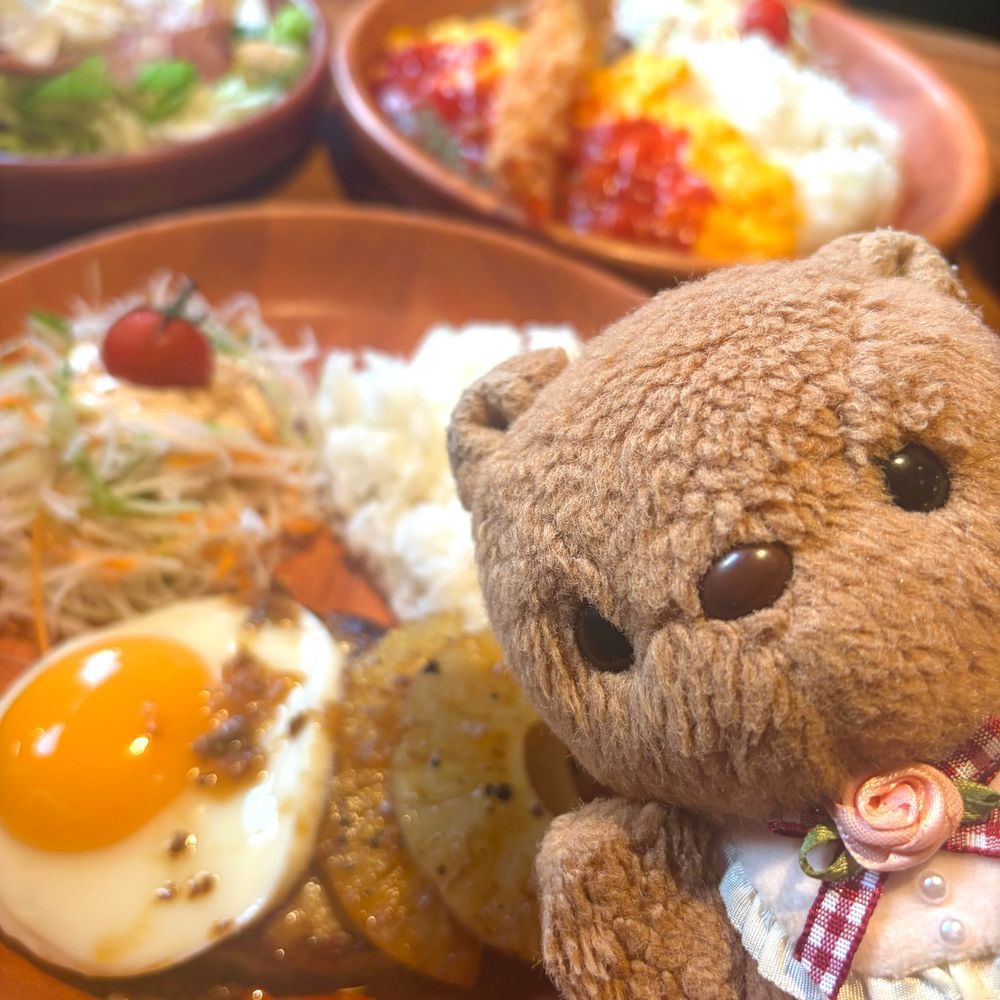 きょの 1まいめは びっくりどんきで でっかいひとが たのんだ とまとおむばーぐに てんしょんあぷ してる でんさんと ちゃーちゃん だよ~🎶
えびふらいも のってるね🍤✨️
でんさんは くいしんぼだから でっかいひとと ごはんが うれしい みたい🤭
りすと かいぬしは いつもの ぱいんばーぐに たまご とっぴんぐ💖
いぱい たべて なつも げんきだね✊✨️
(՞ . ̫ .՞)︎💕︎