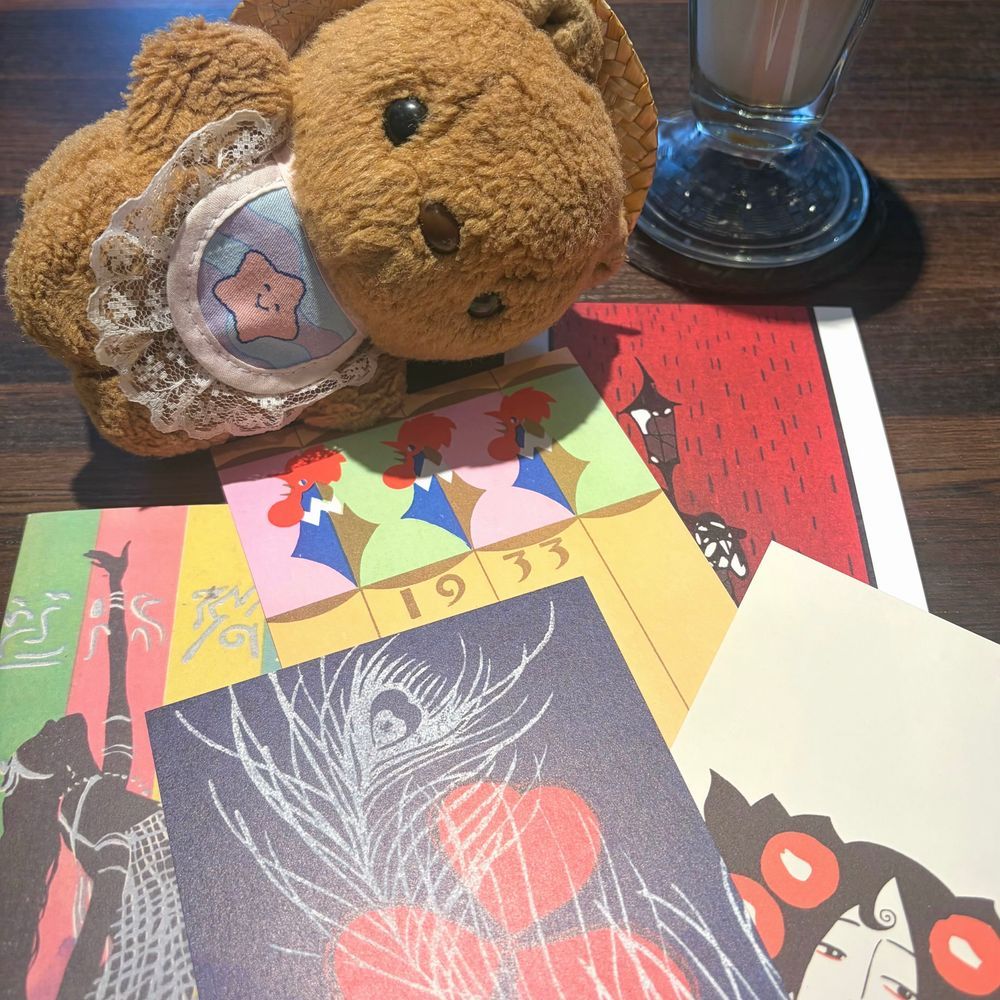 きのうは びじゅつかん いってきたの🖼✨️
たいしょう じだいの おしゃれな でざいんの いんさつを いぱい みたよ💖
だいすきな こばやしかいちせんせや ふきやこうじせんせの さくひん みられて かいぬし とっても うれしそだったよ～🎶

3まいめの おしゃしんは きょの おひる🍽️
びーえるてぃーの おーぷんさんど おいしかったあ💖

8がつも たのし まいにちに なると いいなあ🌻✨️
‪(՞ .  ̫ .՞)︎💕︎