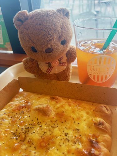 たりーずさんの ぴざ はじめて たべたよ～🎶
くわとろふぉるまっじ ちーず たぷりに はちみつ とっても おいしかったあ🧀🍯✨️

たいふうが ちかづいてて あしたの よるから あめが ふるみたい🌀
かぜが つよいの こわくて ふあんだよ～💦
‪(՞ .  ̫ .՞)︎💕︎