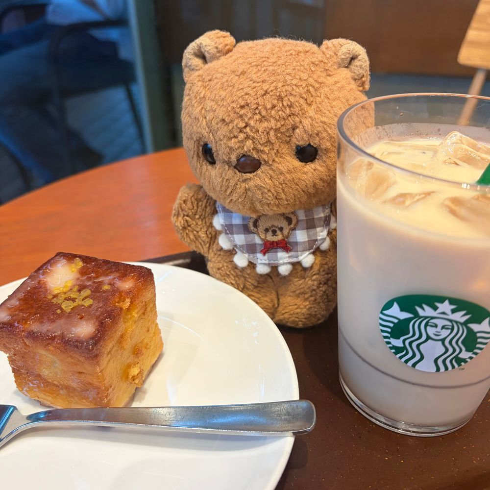 きょ ほんやさんで かった ごほん📕
かいぬしが いつも えっくすで おしゃしん みてて だいすきだった にわとりの こっこちゃんが きゅうに てんごくに おひっこし しちゃたんだあ🥲
この ごほんは こっこちゃんが かいぬしさんと また あいたくて てんごくを たびする おはなしなの✨️
いっしょに くらしてた どうぶつさんと おわかれ しちゃた にんげんさんに よんで もらえたら いいなあて おもって ごしょうかい したよ✨️
ほんやさん いったあとは すたばさんで おやつたいむ☕️
れもんけーき おいしかったあ💖
おうち かえったあと びっくり するくらい おおあめ ふって こわかったよ~!
おそら ずっと おかしいね💦
(՞ . ̫ .՞)︎💕︎