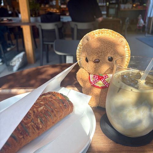 また まなつの あつさが もどって きちゃたよ～☀️

きょは としょかん いって かいぬしの しらべもの📕🔍
おひるは こうえんの かふぇで ほうれんそうと ちーずの ぱん たべたよ🎶
おみせに おひさまの ひかりが はいってきて りすの おかお みずたま もよう なちゃた🤭
‪(՞ .  ̫ .՞)︎💕︎