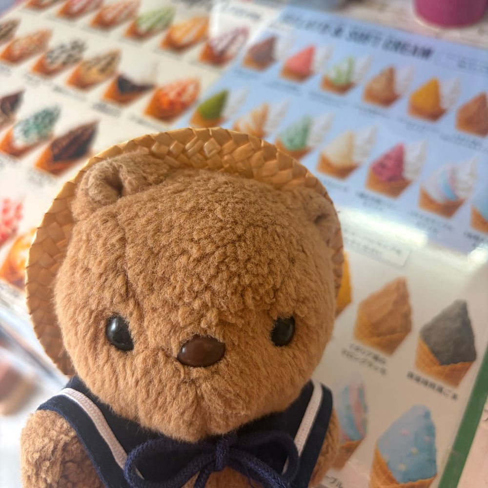 🐿さがみこ おしゃしん つづき🐿
さがみここうえんは なんだか れとろな おみせや げーむせんたーが ならんでて たのしかったよ🎶
ぼーとや ゆうらんせんに のりたかったけど だむを みにいった あと むしあつくて ねっちゅうしょ しんぱい だったから はやめに かえったの💦
また あきに なったら あそびに いきたいなあ💖
かえりみち でんどうばいくに のって てれびの さつえい してる でがわてつろうさんと すれちがったよ~🛵
りすと でっかいひとが おてて ふったら ふりかえして くれたんだあ🎶
(՞ . ̫ .՞)︎💕︎