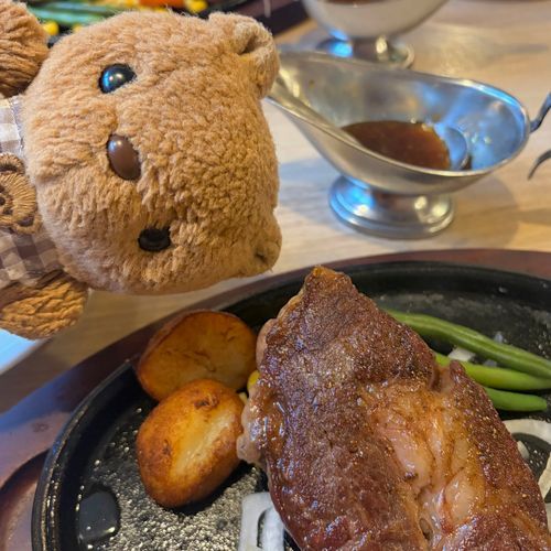 はじめて いった すてーきやさんで よるごはん たべたよ🎶
2まいめの いろんな おやさいが はいった さらだが おかわり じゆう だったの🥗✨️
おやさい だいすきな りすと かいぬしは おにくより てんしょんあぷ しちゃた🤭

きょは とっても あちあちで おさんぽ できなかったよ～💦
まだ あついの つづくのかなあ？
いぱい たべて げんきな まいにち すごそね✨️
‪(՞ .  ̫ .՞)︎💕︎