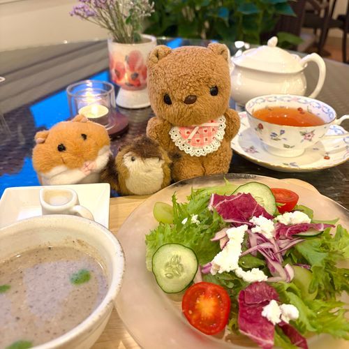 🐿みと おしゃしん 2🐿

かいぬしの よていが かわって りすたちは ほてるで おるすばんの じかんが おおかったけど おいしものは たべたよ～🤤✨️

1、2まいめ
ぴーしゃんが おしえてくれた こうぶんてらすに ある おみせで いばらきけんの おいしものを つかった おりょうり🍽️

3まいめ
これも こうぶんてらすの おいもすいーつの おみせ🍠✨️
おいもの ぶりゅれを たべたよ～💖

あしたも おいし おやつの おしゃしん とうこう するね🎶
‪(՞ .  ̫ .՞)︎💕︎