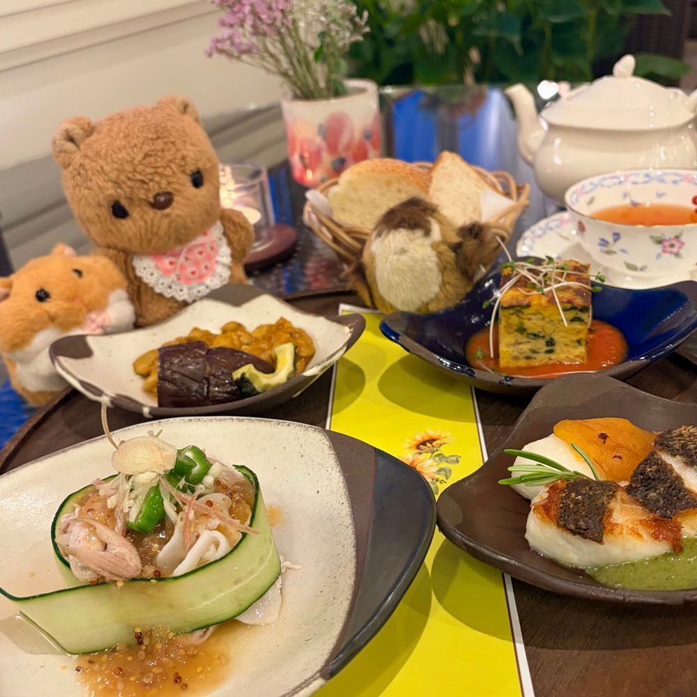 🐿みと おしゃしん 2🐿

かいぬしの よていが かわって りすたちは ほてるで おるすばんの じかんが おおかったけど おいしものは たべたよ～🤤✨️

1、2まいめ
ぴーしゃんが おしえてくれた こうぶんてらすに ある おみせで いばらきけんの おいしものを つかった おりょうり🍽️

3まいめ
これも こうぶんてらすの おいもすいーつの おみせ🍠✨️
おいもの ぶりゅれを たべたよ～💖

あしたも おいし おやつの おしゃしん とうこう するね🎶
‪(՞ .  ̫ .՞)︎💕︎