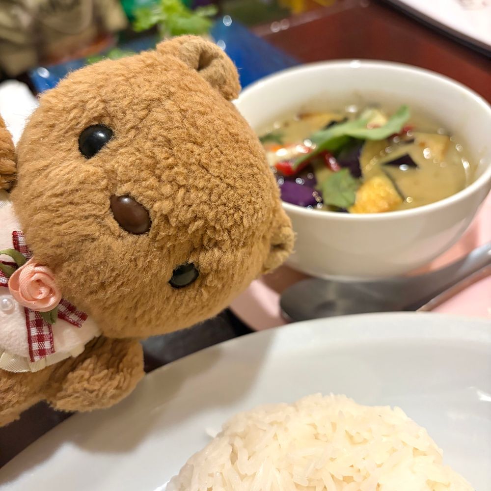 きのう また ちいかわちゃんの えいがを みにいったよ🎶
せいれーんちゃんと おともだち なったから おんなじ ぽーずで おしゃしん ぱちり📸

えいがの あとは たいりょうり たべたよ🇹🇭
2まいめの そむたむが と～っても からくて かいぬしと おともだちは 「たりょうの すぱいすが⋯な！」て しまじろうさんに なちゃてたよ～🤭
‪(՞ .  ̫ .՞)︎💕︎