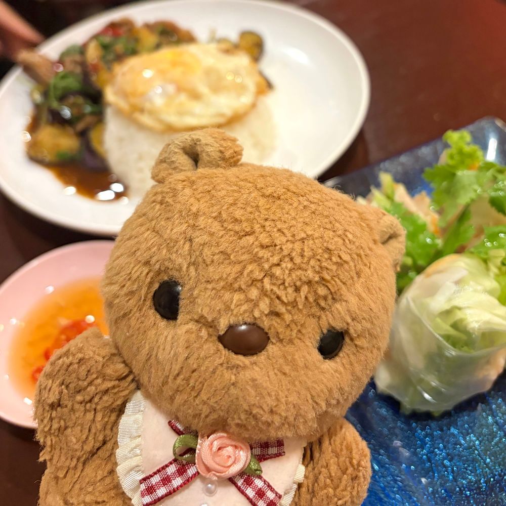 きのう また ちいかわちゃんの えいがを みにいったよ🎶
せいれーんちゃんと おともだち なったから おんなじ ぽーずで おしゃしん ぱちり📸

えいがの あとは たいりょうり たべたよ🇹🇭
2まいめの そむたむが と～っても からくて かいぬしと おともだちは 「たりょうの すぱいすが⋯な！」て しまじろうさんに なちゃてたよ～🤭
‪(՞ .  ̫ .՞)︎💕︎