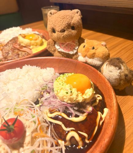 ポメたんの とうこう みて ぜったい たべよと おもってた びくどんさんの つきみはんばーぐ🌕✨️
てりやきそーすで とっても おいしかったよ～💖

みんな きのうは じゅうごや おつきさま みえたかな？
りすの おうちのほうは ちょと くもってたけど きれいに みえて うれしかったよ～🎑
‪(՞ .  ̫ .՞)︎💕︎