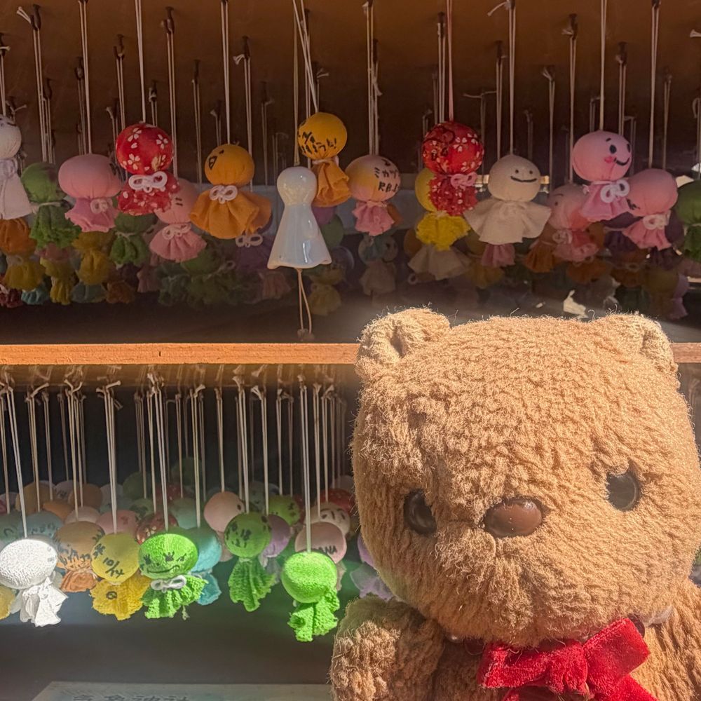 おとといの おしゃしん つづき🐿

こうえんじに ある きしょうじんじゃ いってきたよ～⛩
おてんきの じんじゃは にほんで ここだけ なんだって✨️
あきの おでかけ おてんきが よくなるよに おねがい してきたよ🎶
みんなの おうちの ほうも おひさま げんきな ひが おおく なりますよに💖
おまもりも かってもらったよ～☀️
‪(՞ .  ̫ .՞)︎💕︎