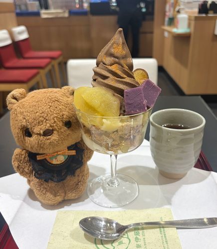 きょは とっても よい おてんき☀️
ばすで おかいもの いって かえりに りんごと おいもと ほうじちゃの ぱふぇ🎶
きせつの おあじが つまってて とっても おいしかったあ💖
また たべたいよ～て かいぬしに おねがい しちゃた🤭
‪(՞ .  ̫ .՞)︎💕︎
