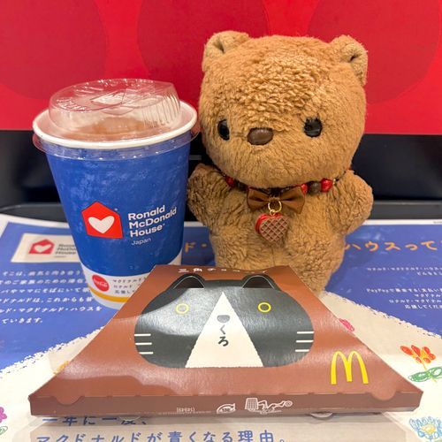 さんかく ちょこぱいの きせつ🎶
いちごのは もう おわっちゃてたから ふつうのを たべたよ～🍫
ことしの ぱけーじは ねこちゃん🐱
とっても かわいね💖
‪(՞ .  ̫ .՞)︎💕︎