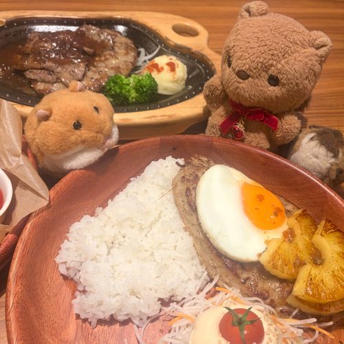 びくどんさんで おゆうはん🎶
はやめの じかんに いったら まだ らんちも やってたよ～🍽️
りすと かいぬしは いつもの ぱいんと えっぐ🍍🍳 ✨️

びくどんさんが だいすきな でんさんは かえりたく なくて めにゅの うしろに かくれちゃた💦
おみせに すみたいんだって～🤭
‪(՞ .  ̫ .՞)︎💕︎