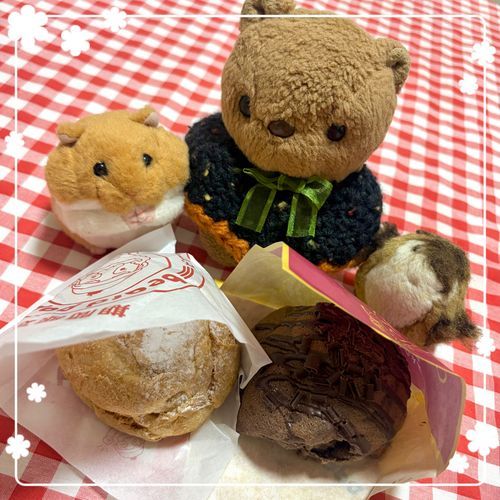 ぴーしゃんの とうこう みて ぜったい たべたいと おもってた びあーどぱぱさんの ごでばこらぼ🍫🎶
とっても こい ちょこくりーむが いぱい つまってて しあわせな おいしさだよ～💖
でっかいひとが たべてた もぶぶらんしゅーも ひとくち わけて もらっちゃた😋
‪(՞ .  ̫ .՞)︎💕︎