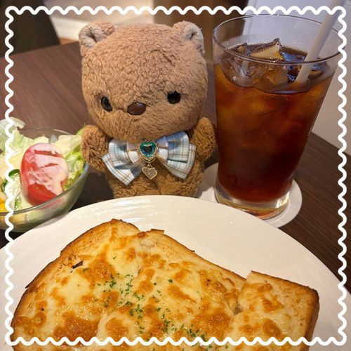きょは かいぬしの びょういん つきそい して おひるは ちーずとーすと🧀
おみせの めにゅ から ぴざとーすとが なくなちゃて さみしけど ちーずとーすとも おいしかったよ🎶

2まいめは ちょとまえの おしゃしん📸
いちじくと きょほうの ぷりんを たべたんだよ～💖

あしたは りすの おうちのほう まなつび なるかも しれないんだって☀️
おでかけ よてい あるから あんまり あちあち なのは こまるよ～💦 
‪(՞ .  ̫ .՞)︎💕︎