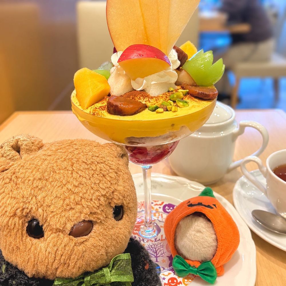 はっぴはろうぃん🎃👻🦇🕸

みんな おかし たべたかなあ🎶
りすは だいすきな はろうぃんを ぜんりょくで たのしんで きたよ～😈✨️

1まいめ 2まいめ
よこはま いんぐりっしゅがーでんで とった おしゃしん📸✨️
にんげんさんが とっても おおくて ほんとに おまつり みたい だったよ～✨️

3まいめ
きょねん たべて と～っても おいしかった はろうぃんぱふぇ ことしも おねだり しちゃた🎶

4まいめ
おうちの みんなに おかしの おみやげ🍪🍬✨️
おしゃしんを ちゃっぴーさんに かわいく して もらったの💖
‪(՞ .  ̫ .՞)︎💕︎