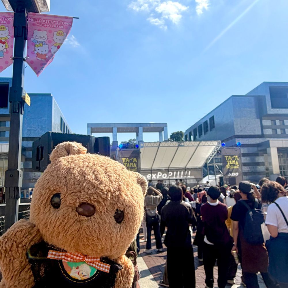 きのうと きょは えきまえで おんがくや おみせの たのし いべんと やってたの🎶

かれーふぇす🍛も あって めいどさんが いる こうちゃと すこーんの きっちんかーで かれーの すこーんと まさらちゃい かってもらったよ💖
すぱいしーな かれーの すこーん おいしくて びっくり👀✨️

めいどさんが ｢かわい ぬいちゃん ですね｣て ほめて くれて とっても うれしかったよ～💖
ふわもこの すこーんさんが おみせばん してて おはなしも できたの🎶
‪(՞ .  ̫ .՞)︎💕︎