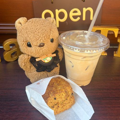 きのうと きょは えきまえで おんがくや おみせの たのし いべんと やってたの🎶

かれーふぇす🍛も あって めいどさんが いる こうちゃと すこーんの きっちんかーで かれーの すこーんと まさらちゃい かってもらったよ💖
すぱいしーな かれーの すこーん おいしくて びっくり👀✨️

めいどさんが ｢かわい ぬいちゃん ですね｣て ほめて くれて とっても うれしかったよ～💖
ふわもこの すこーんさんが おみせばん してて おはなしも できたの🎶
‪(՞ .  ̫ .՞)︎💕︎