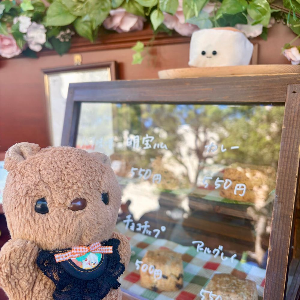 きのうと きょは えきまえで おんがくや おみせの たのし いべんと やってたの🎶

かれーふぇす🍛も あって めいどさんが いる こうちゃと すこーんの きっちんかーで かれーの すこーんと まさらちゃい かってもらったよ💖
すぱいしーな かれーの すこーん おいしくて びっくり👀✨️

めいどさんが ｢かわい ぬいちゃん ですね｣て ほめて くれて とっても うれしかったよ～💖
ふわもこの すこーんさんが おみせばん してて おはなしも できたの🎶
‪(՞ .  ̫ .՞)︎💕︎
