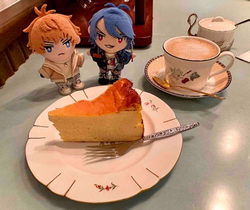 😽「夕方から深夜に開店してる喫茶店に行ってきたぜ☕️遅い時間に食べるケーキは背徳の味で美味いよな🍰」

🐦「甘すぎず中身がしっかりと詰まったバスクチーズケーキを頂いたぞ🧀美味かったな」