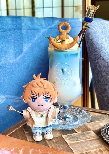 🐦「海をイメージしたブルーのドリンクだ🍹小官の服となんだかカラーリングも似ているな」
