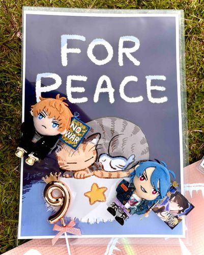 🐦「今日は憲法記念日だからな。
憲法集会2026で護憲ピクニックしてきたぞ🧺」

😺「でぬのコショコショ話だ。
ここだけの話、擬人化日本国憲法さんの見た目ちょっとだけげんたろーに似てねーか？
和服だし、本モチーフ📚だし茶髪だし…
もしかしたらげんたろーのご先祖様かもな！」