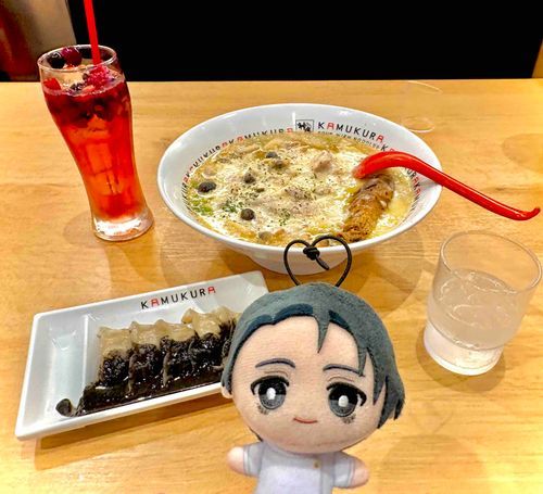 💍「僕の純愛白ラーメン🍜とパンダくん🐼の白黒餃子🥟、宿儺の指チャーシューと高羽さんのドリンク🍹を頼んだよ。
日車さんのジャッジマンゼリー⚖️は売り切れちゃったみたい💦」