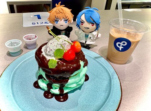 😸「パンケーキ食べよ〜♪チェリーが乗ったチョコミント🍫🌱のパンケーキ♪🥞」

🐦「すごい色だな💦小官は添加物はあまり…」

😺「じゃあ、りおーさんにはさくらんぼあげますね！🍒」