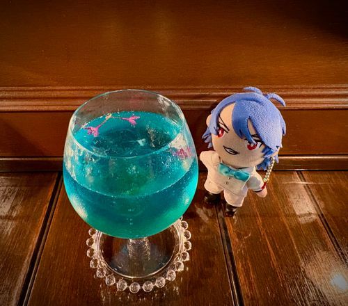 😺「ブルーのドリンクで綿飴の雲☁️を溶かしたらピンクの花が出てきたぜ🌸キレーな色だな。雨みてーだ💧」