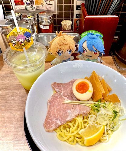 😸「誕生日の日、ムビの後にコラボ中のラーメン屋さん🍜で昼メシも食ったんだよな。レモン🍋でサッパリして美味かったぜ！あとでっかいチャーシュー！😋」

🐦「ふむ…小官も今度ラーメン作り🍜に挑戦してみるか」