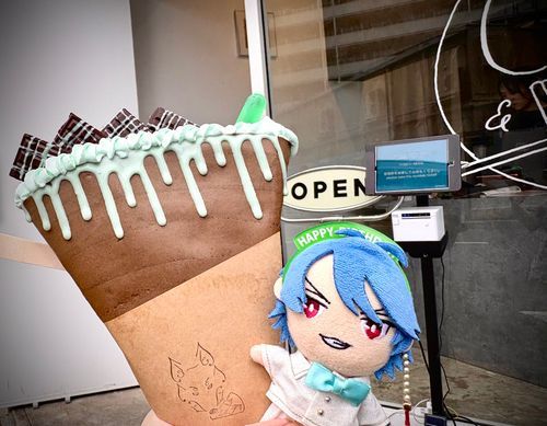 😸「ラーメン屋🍜の後に行った気になってたシブヤのクレープ屋さんだぜ！
期間限定のチョコミント味🍫🌱食ってみたかったんだよな〜😋」