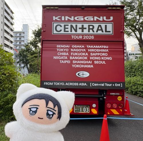 💍「正解は〜〜King Gnu(きんぐぬー)🐃さんのライブでした！
あ、初めまして僕は乙骨憂太(猫の姿)の新入りです！
それにしても夏にこの毛皮は暑いですね…💦
皆さんもこまめに水分取ってくださいね🧃」
