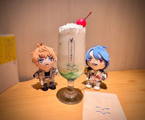 🐦「流石に暑かったのでシブヤのカフェでひと休みして体を冷やしたぞ🍹皆もくれぐれも熱中症には気をつけてくれ💦」

😺「ちょうど同じ日の夕方から渋谷のスクランブル交差点でデモがあったからそっちも参加して来た！

プラカード掲げてスクランブル交差点を横断するんだけど、面白かったな〜😄
俺たちのシブヤが役に立ってくれて嬉しいぜ！

今は全国のいろんな交差点でもやってるみたいだからXで#交差点デモで検索して見てくれよな！🔍」