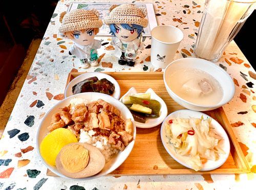 🐦「今日は台湾料理の店で昼ご飯だ🇹🇼」

😸「魯肉飯(ルーロウハン)定食を頼んだぜ！細かく切った豚の角煮みたいなものを米に乗せたヤツ！美味いんだよな〜！😋」